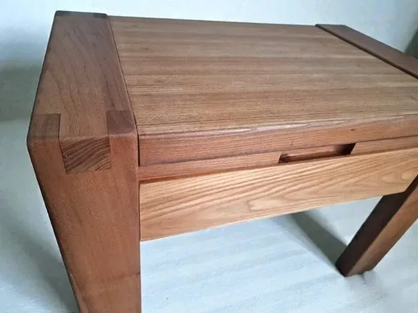 Illustration numéro 2 du produit Chevet en orme Monopoly style regain