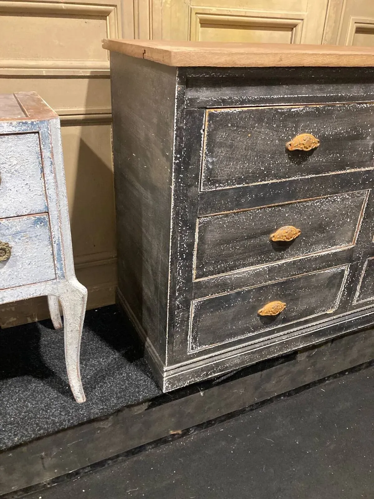 Illustration numéro 2 du produit Ancien meuble 6 tiroirs