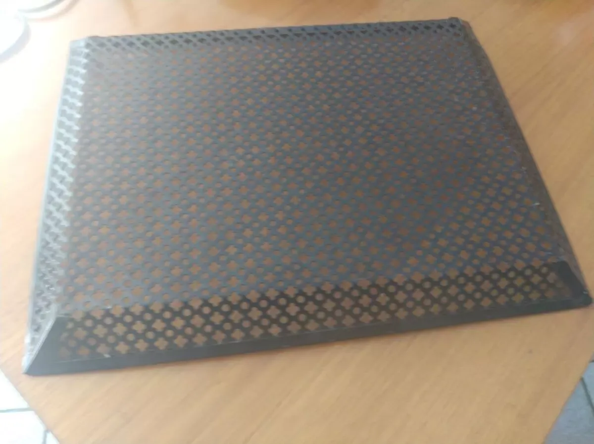 Illustration numéro 2 du produit Plateau en tôle perforée vers 1950