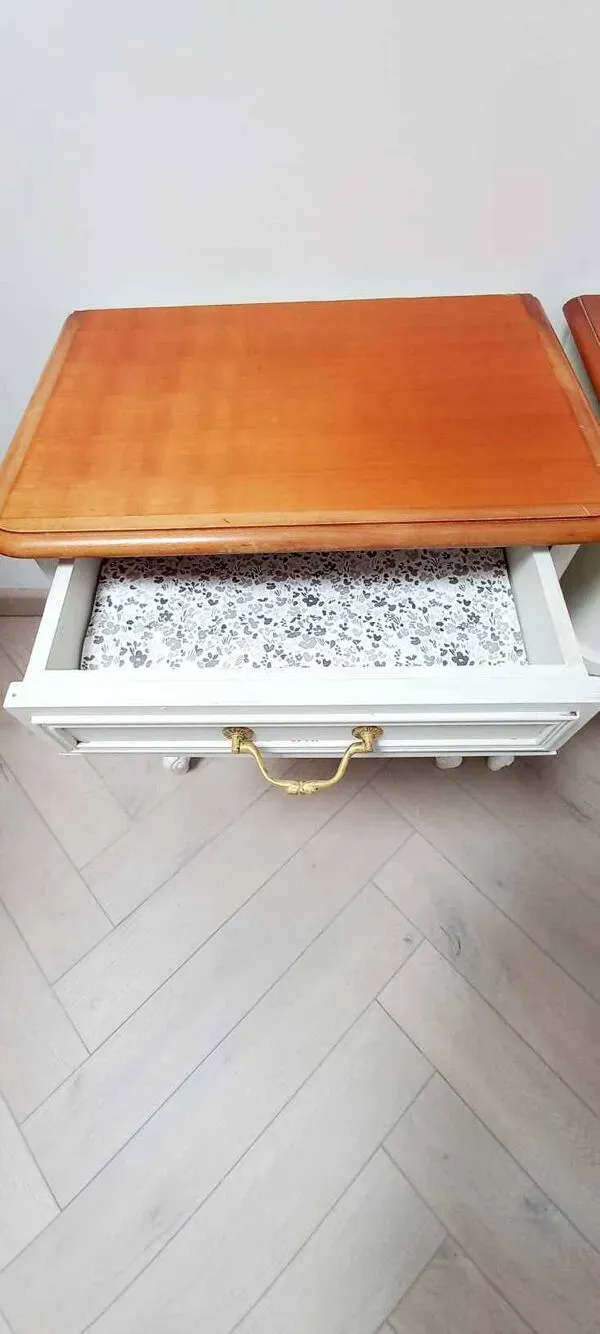 Illustration numéro 2 du produit Paire de chevets anciens