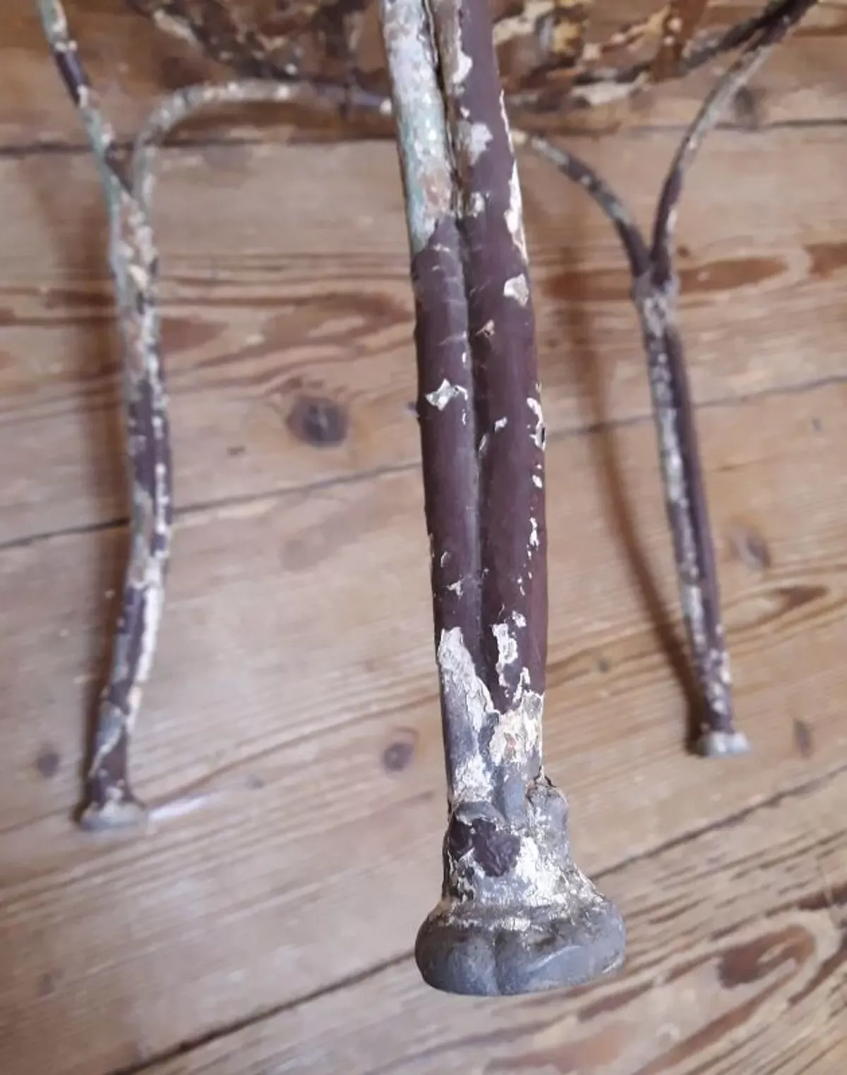 Illustration numéro 2 du produit Fauteuil de jardin XIX° en fer forgé