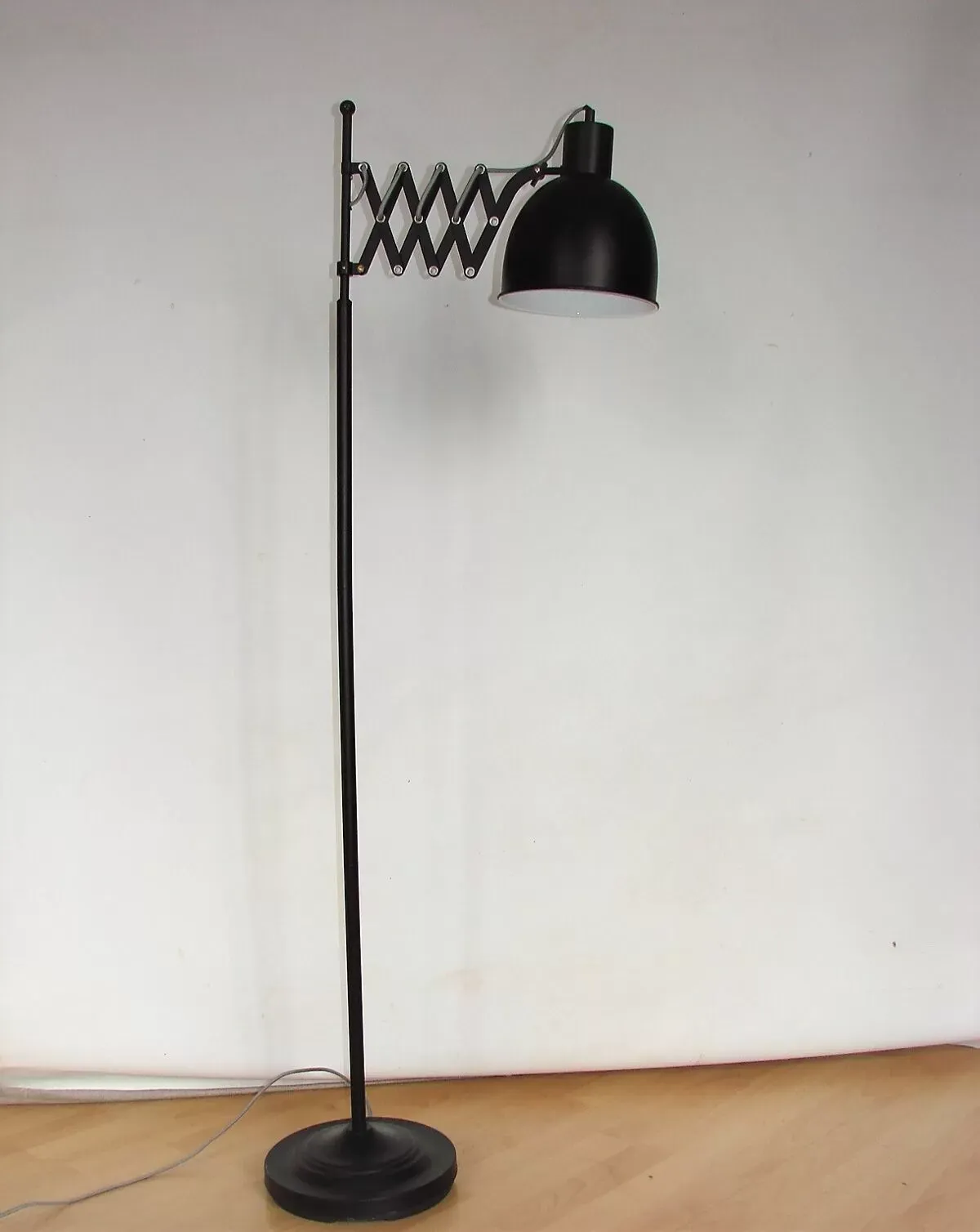 Illustration numéro 2 du produit Lampadaire style loft, années 1990