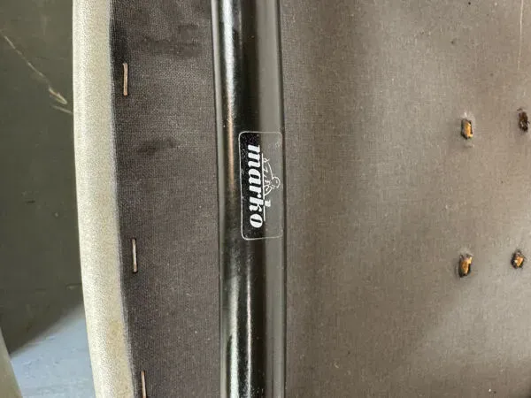 Illustration numéro 2 du produit 6 chaises industrielles en acier de style Mid-Century avec accoudoirs en bois de Marko