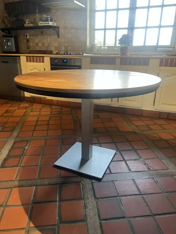 Illustration numéro 2 du produit Table ronde