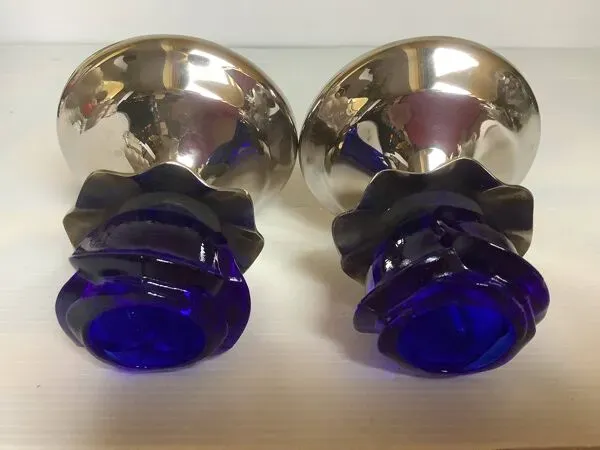 Illustration numéro 2 du produit Paire de bougeoirs bleu cobalt pied tulipe