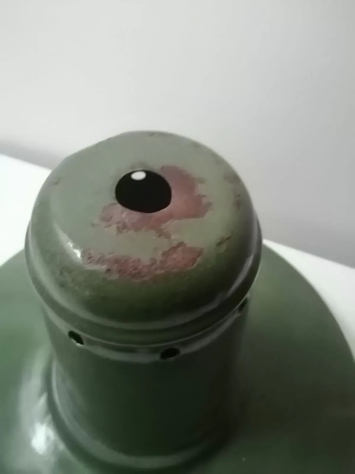 Illustration numéro 2 du produit Abat jour ancien émailée d'usine ou d'atelier vert mat