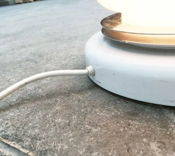 Illustration numéro 2 du produit Lampadaire en verre de style italien space age, années 1960