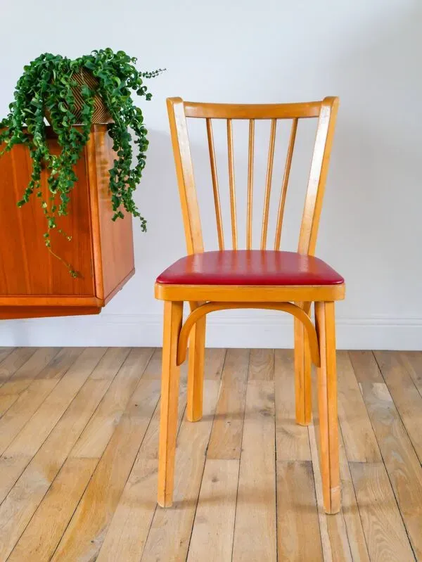 Illustration numéro 2 du produit Chaise bistrot Baumann en chêne blond et skaï rouge, 1950