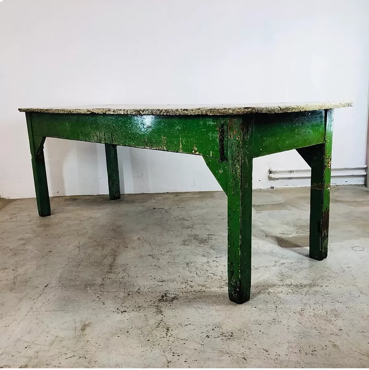 Illustration numéro 2 du produit Table d'usine verte