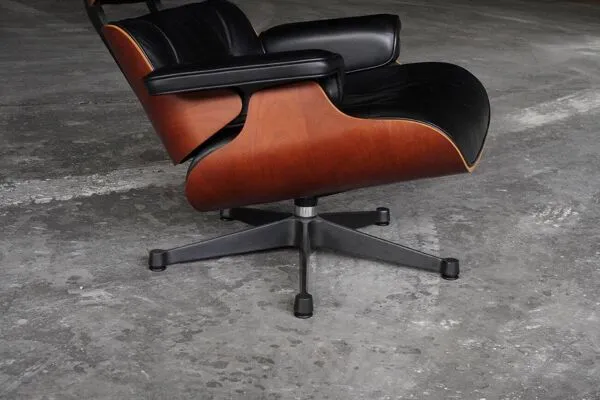 Illustration numéro 2 du produit Fauteuil Lounge par Ray & Charles Eames pour Vitra, années 2000.