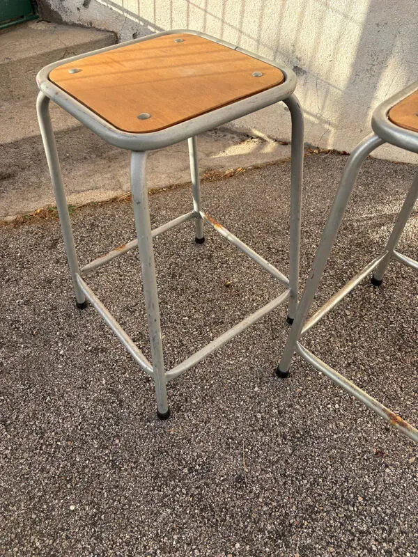 Illustration numéro 2 du produit 2 tabourets industriels en bois et métal gris