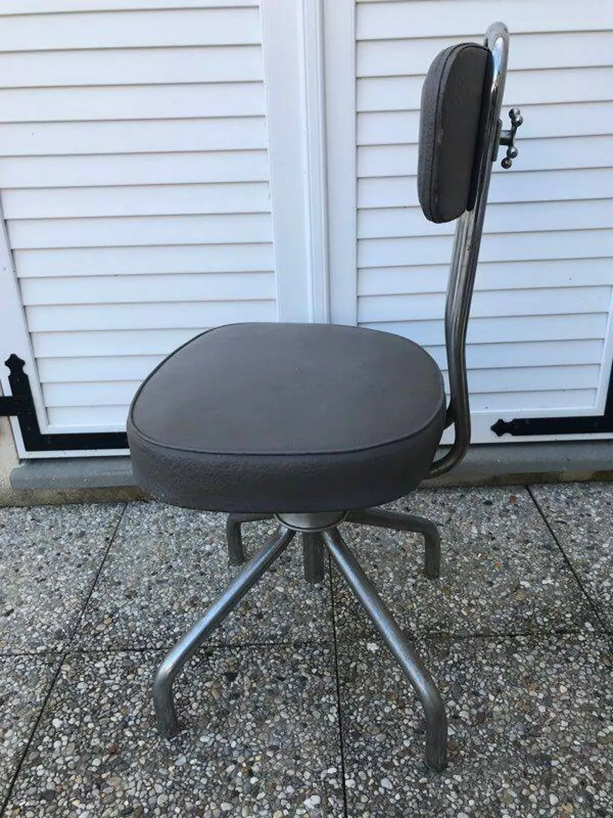 Illustration numéro 2 du produit Fauteuil chaise de travail vintage indus modèle « NORI » de 1950/60