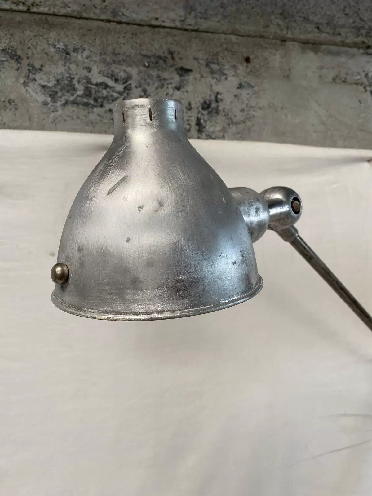 Illustration numéro 2 du produit Lampe industrielle ancienne articulée