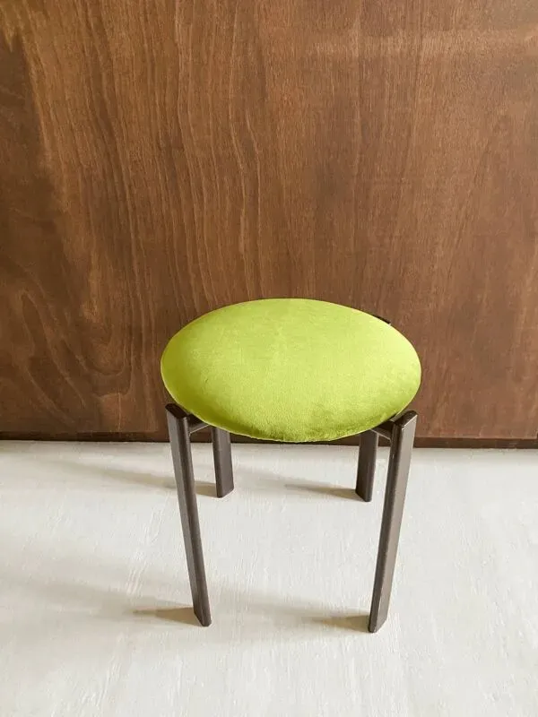 Illustration numéro 2 du produit Tabouret vintage avec assise en velours