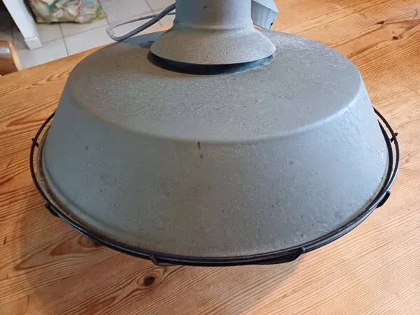 Illustration numéro 2 du produit Lampe industrielle métal gris