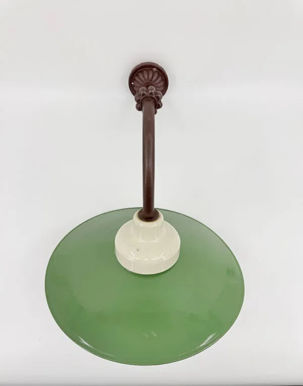 Illustration numéro 2 du produit Lampe de cour