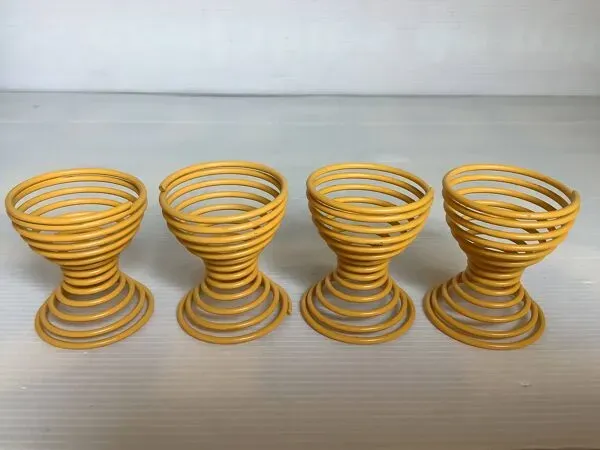 Illustration numéro 2 du produit Quatre coquetiers ressort spirale jaune
