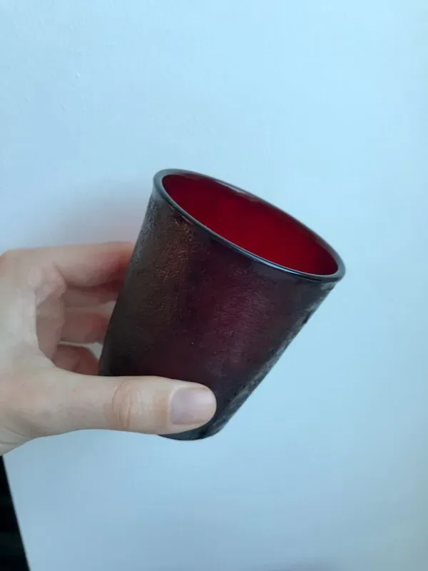 Illustration numéro 2 du produit Lot de 5 verres en verre coloré bordeaux années 70