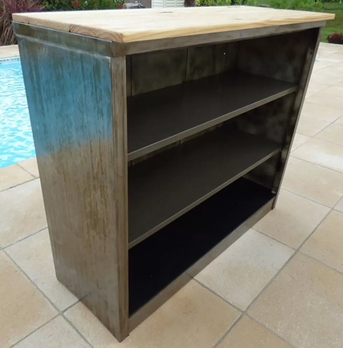 Illustration numéro 2 du produit Meuble bas industriel en métal  passe partout avec dessus bois