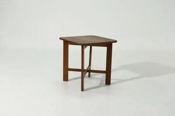 Illustration numéro 2 du produit Table d'appoint moderniste en chêne de l'école d'Amsterdam, années 1920