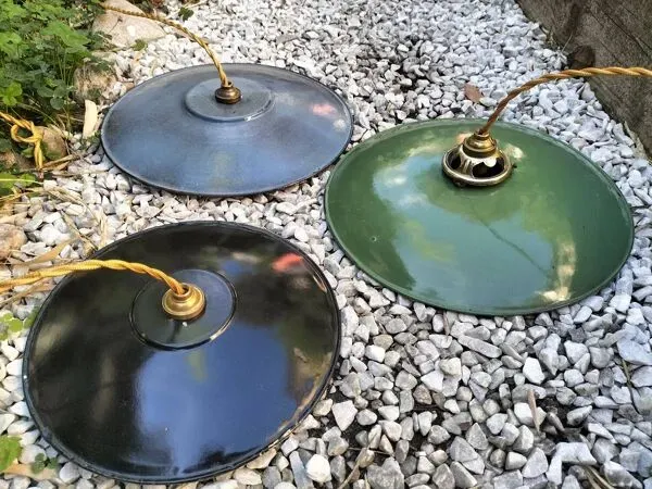 Illustration numéro 2 du produit 3 suspensions en tôles émaillées