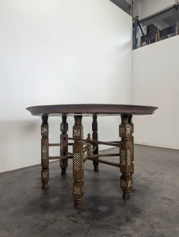 Illustration numéro 2 du produit Table marocaine plateau en tôle peinte et incrustation de nacre