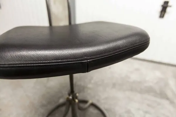 Illustration numéro 2 du produit Chaise de bureau tournantes Armée française cuir neuf