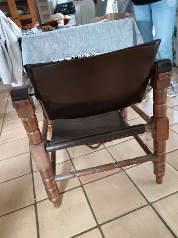 Illustration numéro 2 du produit Fauteuil iranien vintage bois & cuir – style Safari – années 60/70