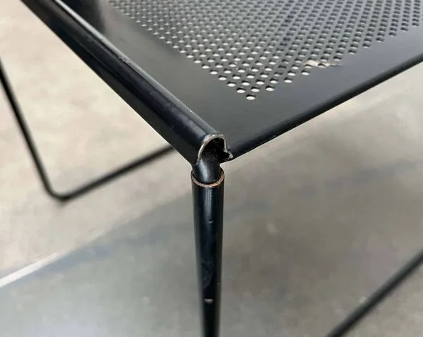 Illustration numéro 2 du produit Table d'appoint postmoderne en métal perforé Ikea, années 1980