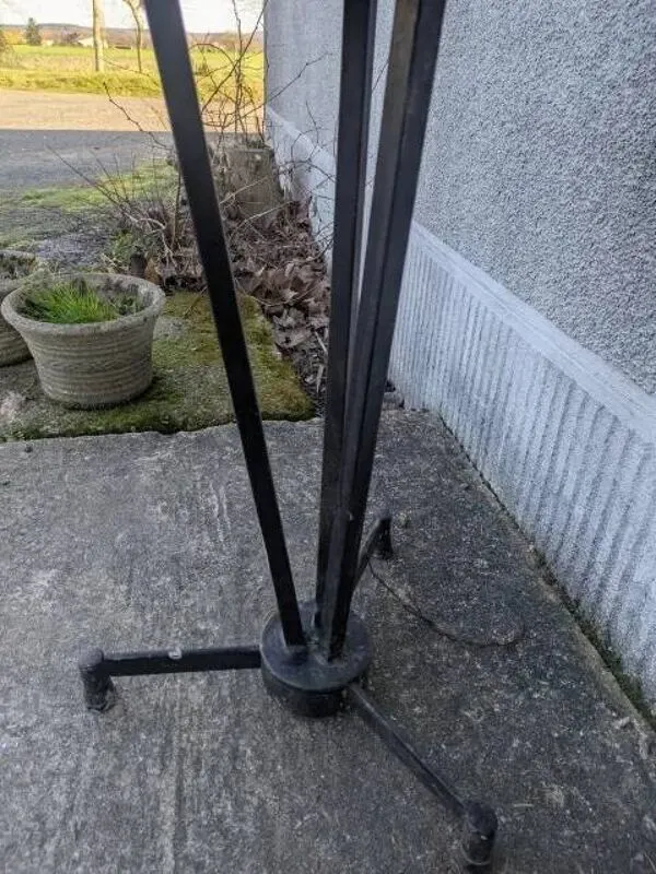 Illustration numéro 2 du produit Guéridon, table bistrot