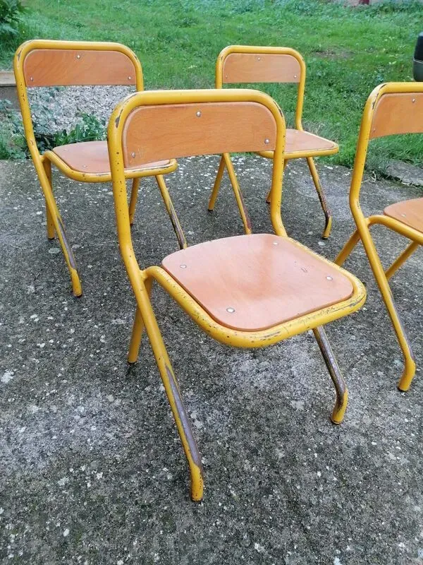 Illustration numéro 2 du produit Lot de 4 chaises d'écolier vintage