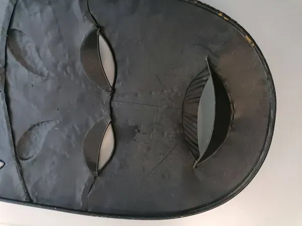 Illustration numéro 2 du produit Masque mural décoratif en métal sculpté