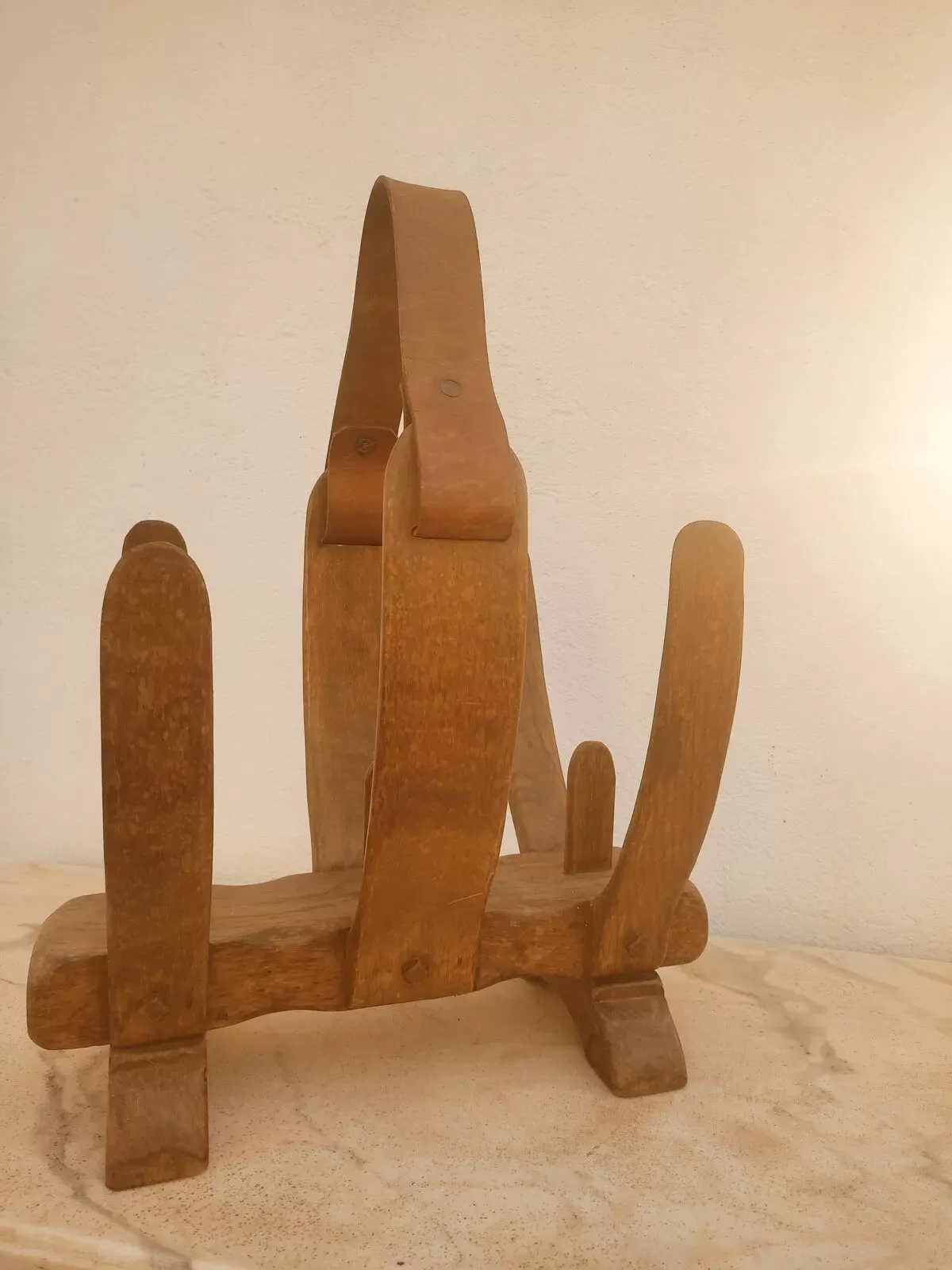 Illustration numéro 2 du produit Porte revue forme organique en bois et cuir