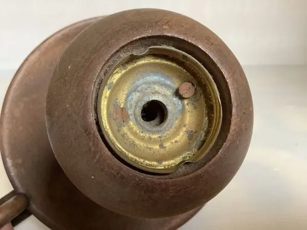 Illustration numéro 2 du produit Bougeoir rat de cave en bois