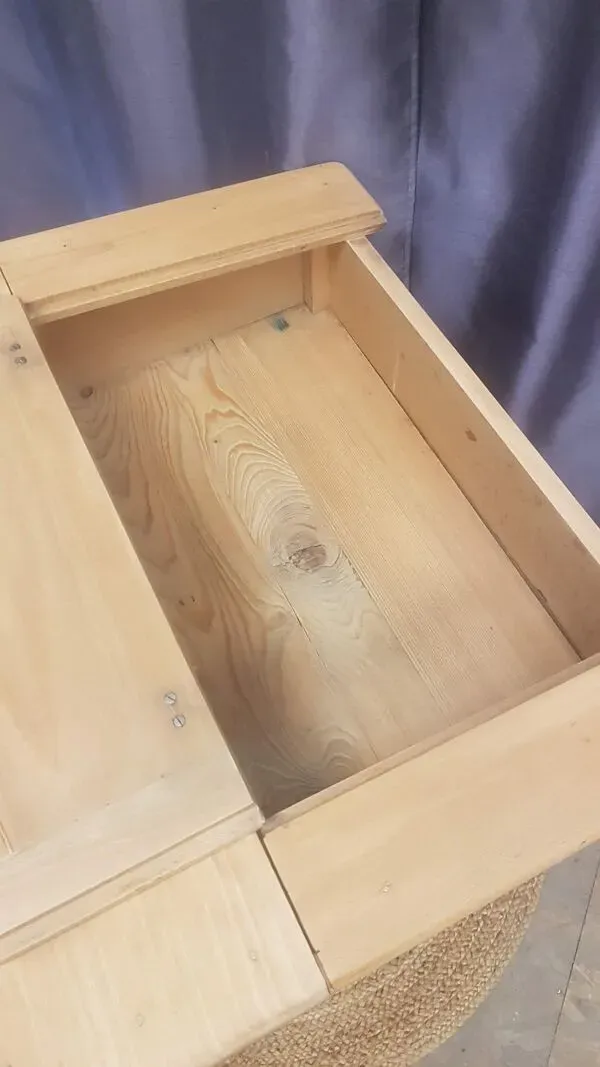 Illustration numéro 2 du produit Pupitre d'écolier années 80 en hêtre