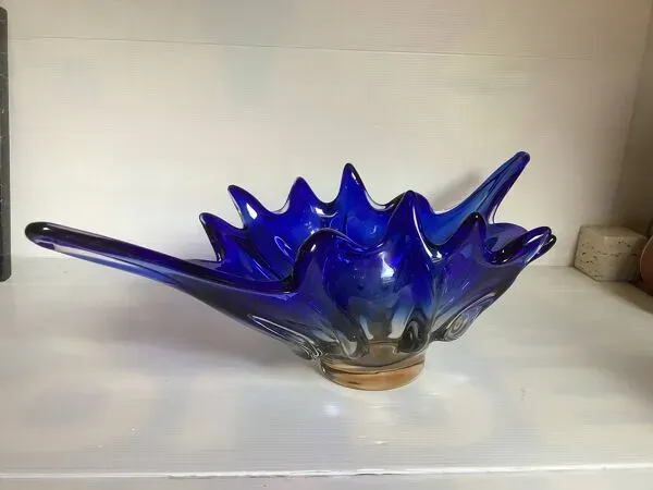 Illustration numéro 2 du produit Grande coupe bleu cobaltcentre de table