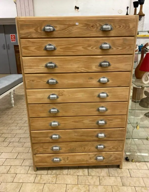 Illustration numéro 2 du produit Ancien meuble de métier