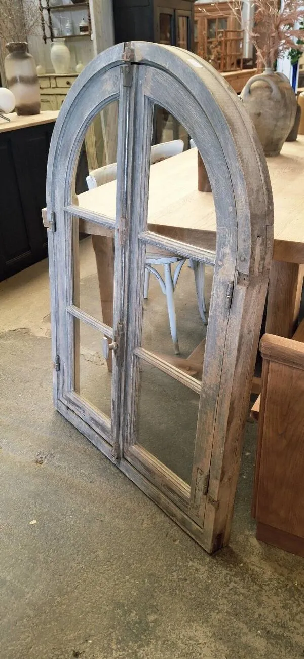 Illustration numéro 2 du produit Fenêtre ancienne sur châssis