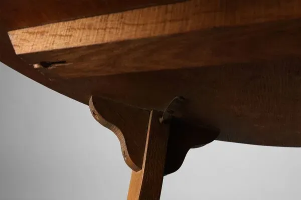 Illustration numéro 2 du produit Table d'appoint ronde en chêne de l'École d'Amsterdam, Pays-Bas, vers 1920