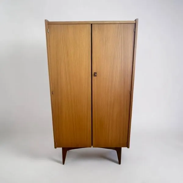 Illustration numéro 2 du produit Armoire vintage 1960 teck