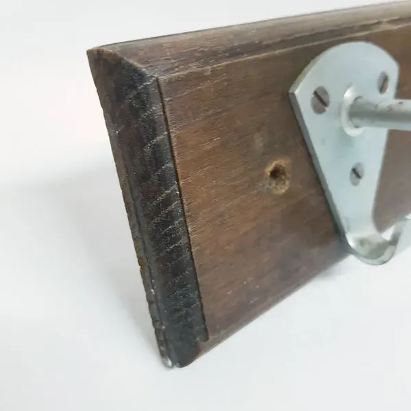 Illustration numéro 2 du produit Vieux crochets d'école en bakélite