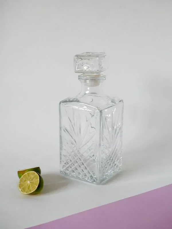 Illustration numéro 2 du produit Carafe à whisky en verre ciselé 1970