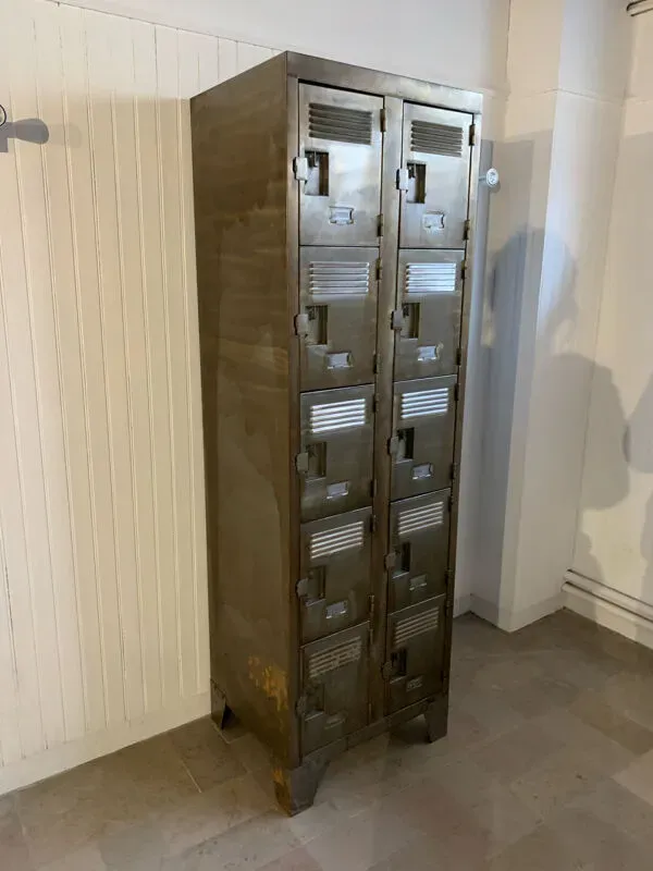 Illustration numéro 2 du produit Meuble casier vintage