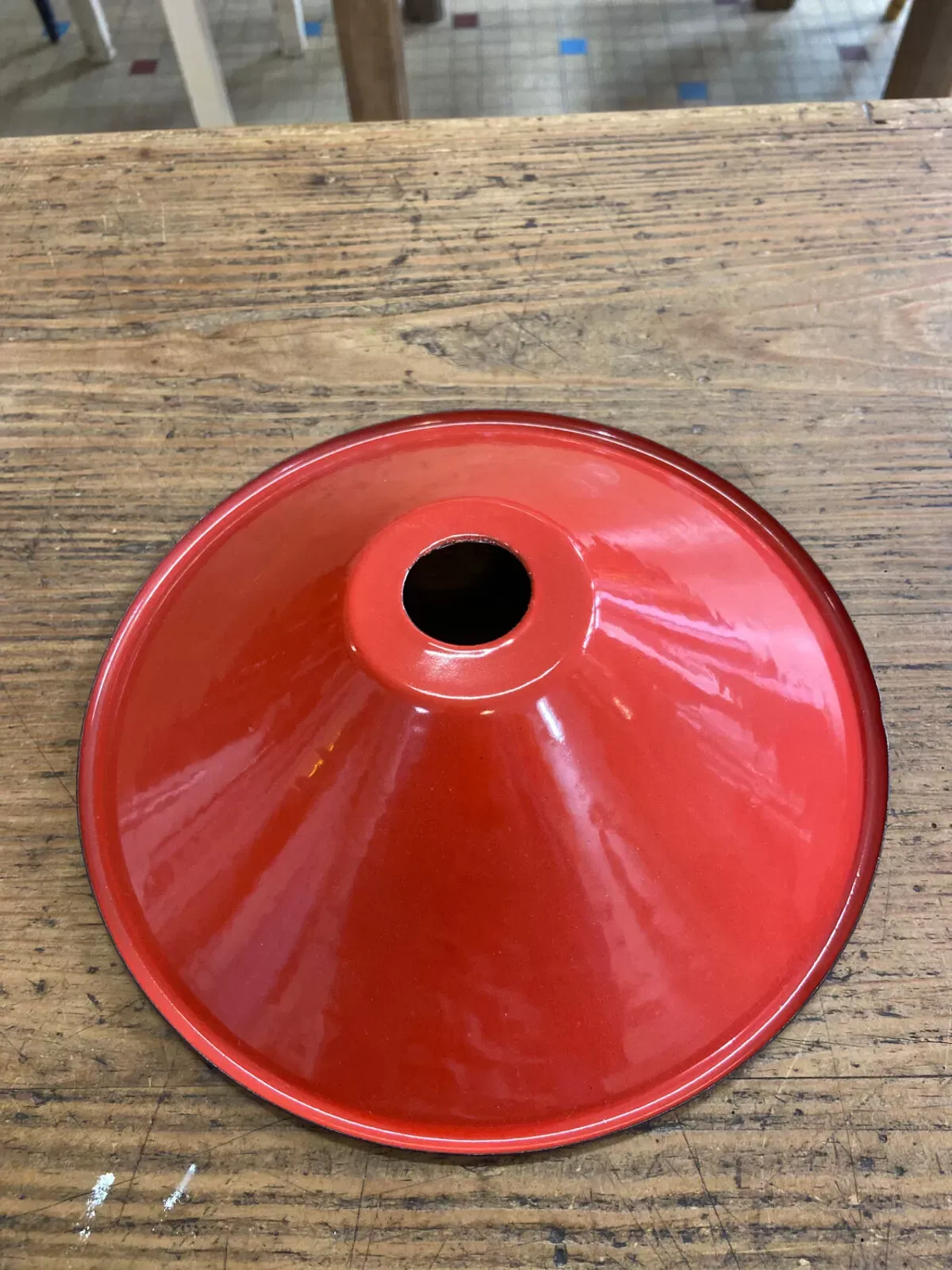 Illustration numéro 2 du produit Suspension en tôle émaillée rouge