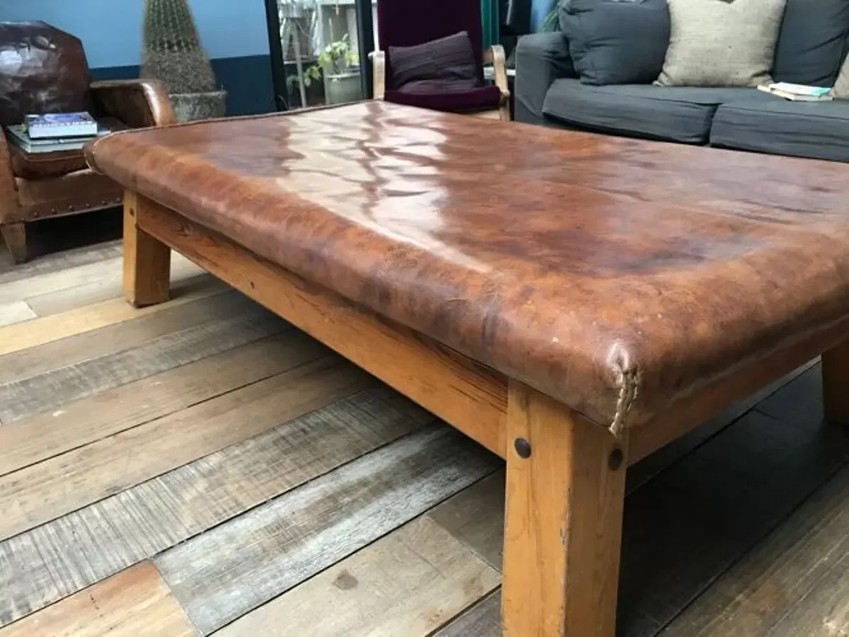 Illustration numéro 2 du produit Banc de gymnastique, table basse