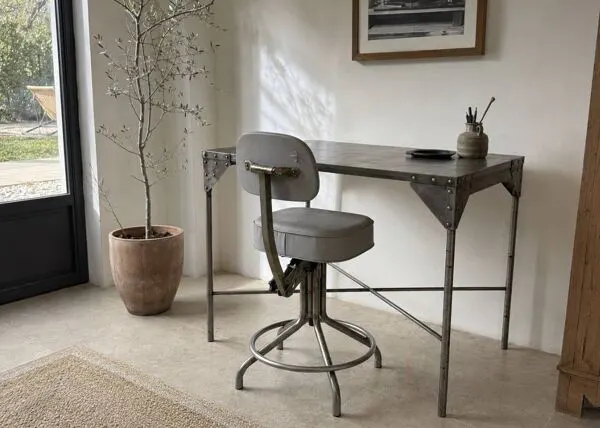 Illustration numéro 2 du produit Chaise d’atelier vintage réglable en métal patiné et skaï gris