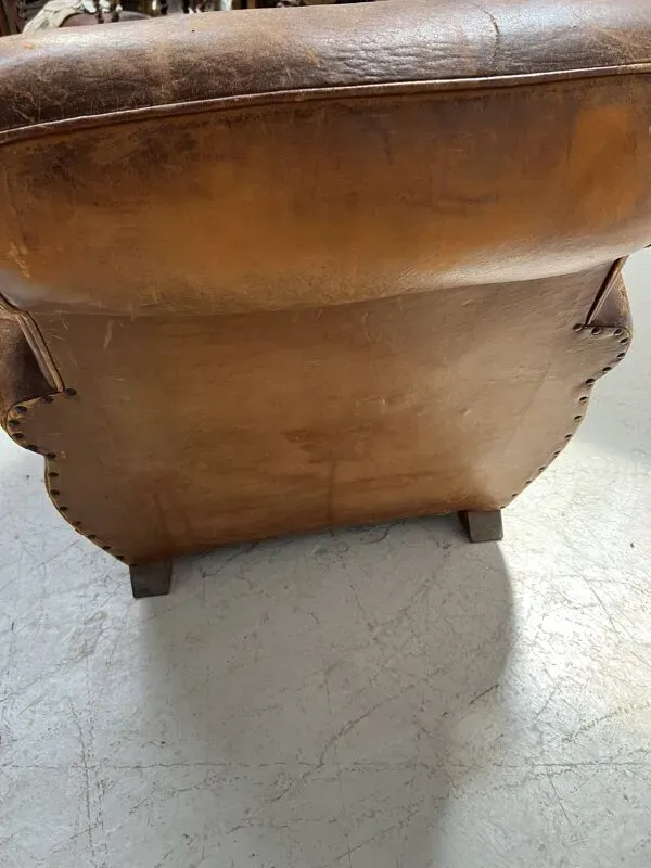 Illustration numéro 2 du produit Ancien fauteuil club en cuir fauve XX siècle