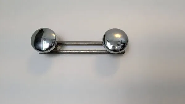 Illustration numéro 2 du produit Patère murale double en métal chromé, design vintage