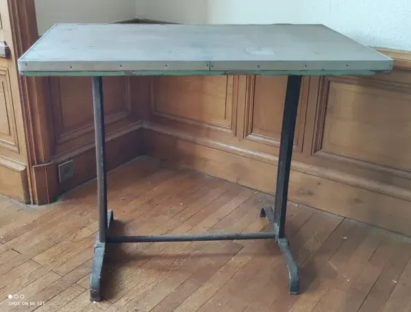 Illustration numéro 2 du produit Ancienne table de bistrot Fischel