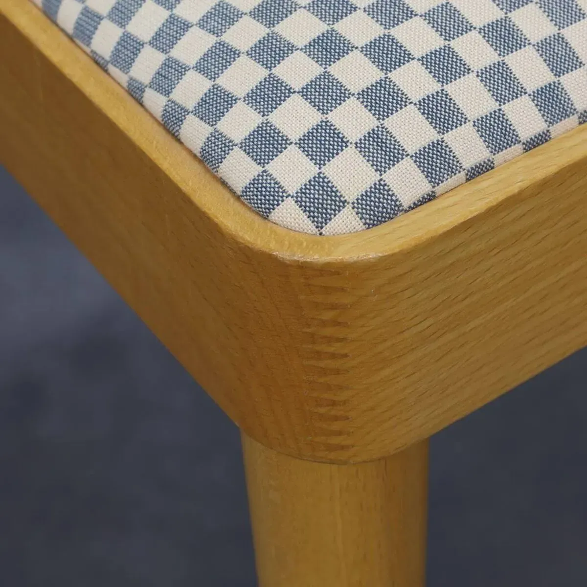 Illustration numéro 2 du produit 8 chaises de salle à manger postmodernes par Arco, années 1990